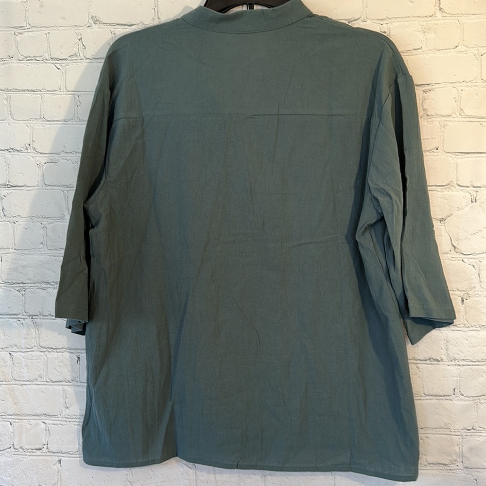 La Mode 3 button V neck top - Picture 4 of 5